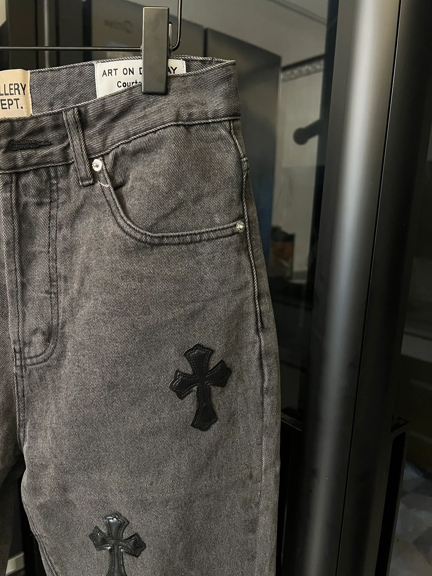 P260 [Next day] Chrome hearts/Chrome hearts GALLERY DEPT cross patch leather joint stitching jeans (black) Size: 28 30 32 34 (corresponding to s-xl) Detailed sizes can be found in the picture